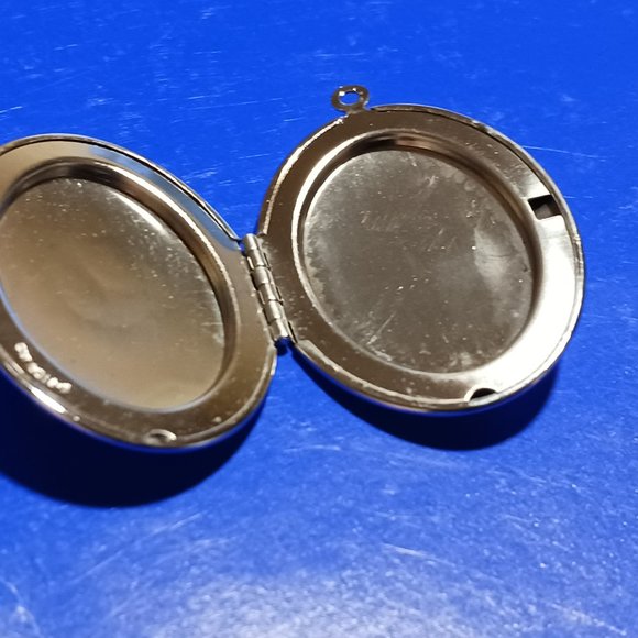 E-Stirling Silver Rose etched locket - Picture 5 of 7